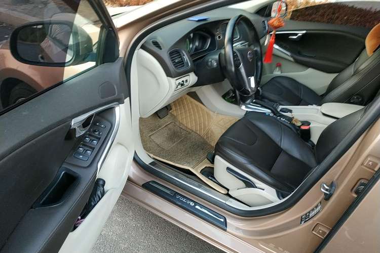 Used Volvo V40 2015 1.6T Zhiyi Edition