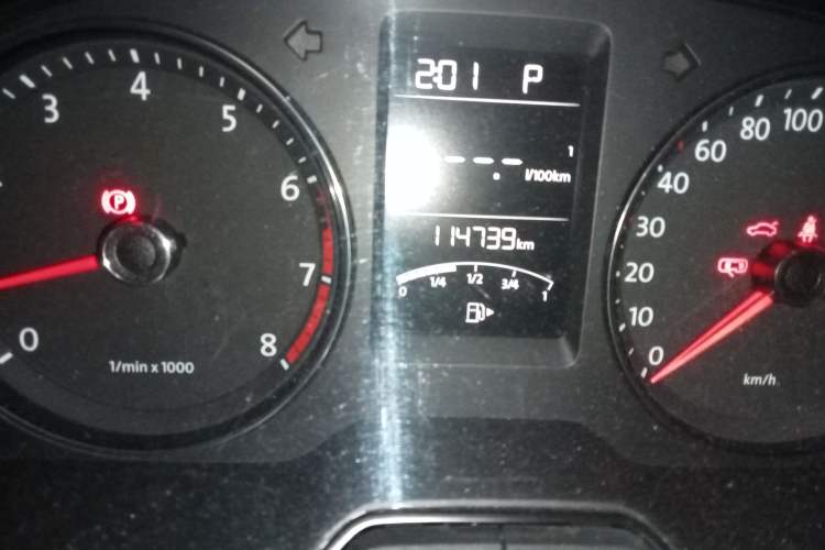 Used Volkswagen Cross Lavida 2014 1.4TSI DSG Odometer Close Up