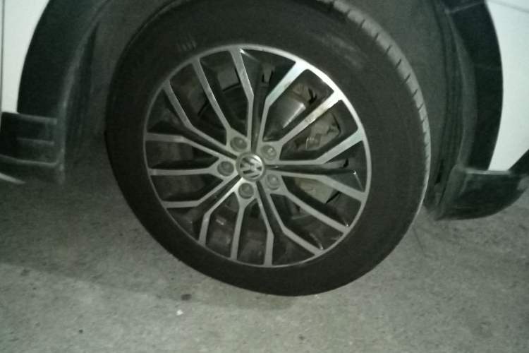 Used Volkswagen Cross Lavida 2014 1.4TSI DSG Right Front Wheel Hub