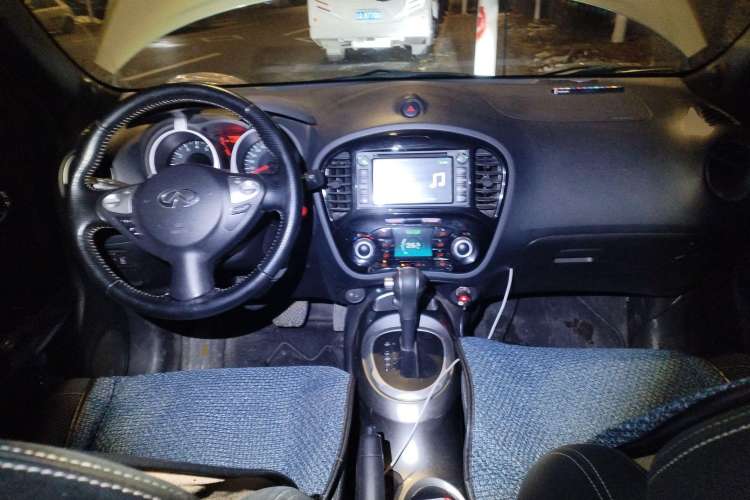 Used Infiniti ESQ 2014 1.6L Spontaneous Edition Center Console