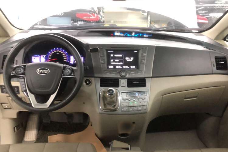 Used BYD M6 2013 2.4L Manual Luxury Model