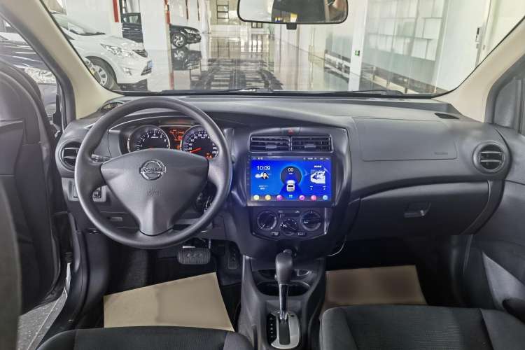 Used Nissan Livina 2015 1.6XE CVT Comfort Edition Center Console