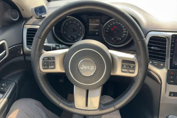 Used Jeep Grand Cherokee 2011 Revised Version 3.6L Comfort Edition
