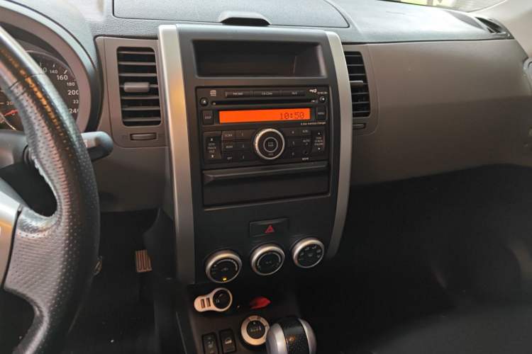 Used Nissan X-Trail 2010 2.5L CVT Luxury Edition 4WD Audio And AC Panel
