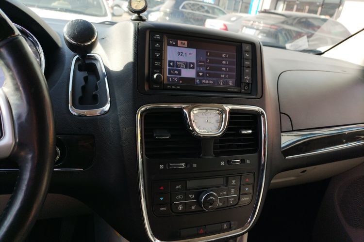 Used Chrysler Grand Voyager 2013 3.6L Luxury Edition Audio And AC Panel