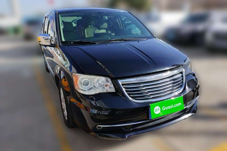 Used Chrysler Grand Voyager 2013 3.6L Luxury Edition Front Right 45 Deg