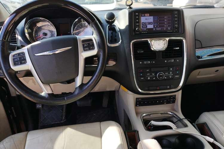 Used Chrysler Grand Voyager 2013 3.6L Luxury Edition Center Console