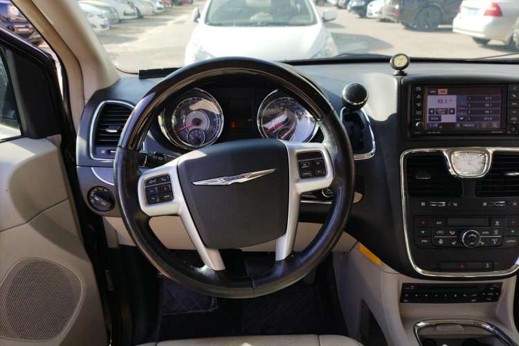 Used Chrysler Grand Voyager 2013 3.6L Luxury Edition Steering Wheel
