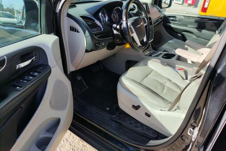 Used Chrysler Grand Voyager 2013 3.6L Luxury Edition Driver Seat