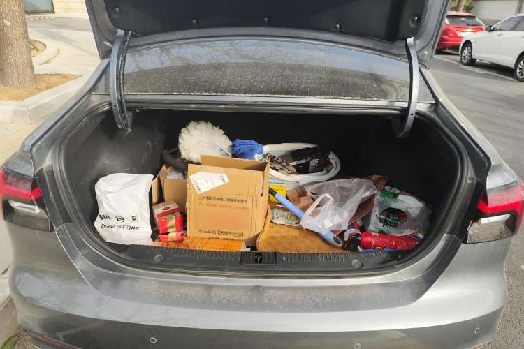 Used Roewe i6 MAX 2020 300TGI Automatic "Swell Cool Smart Drive" Edition Trunk