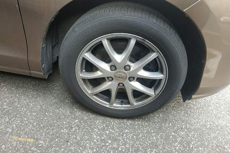 Used BYD M6 2015 2.4L Automatic Prestige Edition
