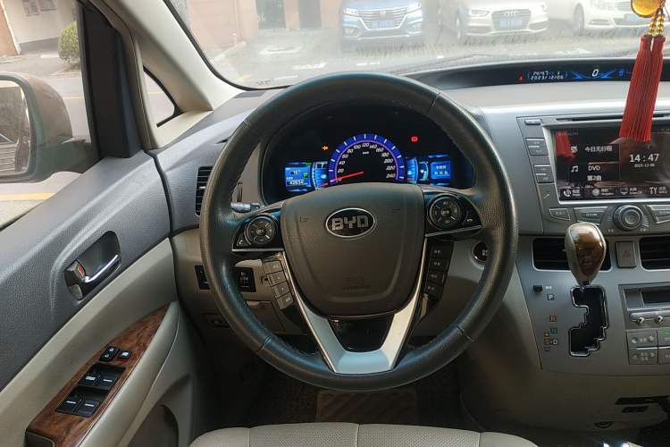 Used BYD M6 2015 2.4L Automatic Prestige Edition
