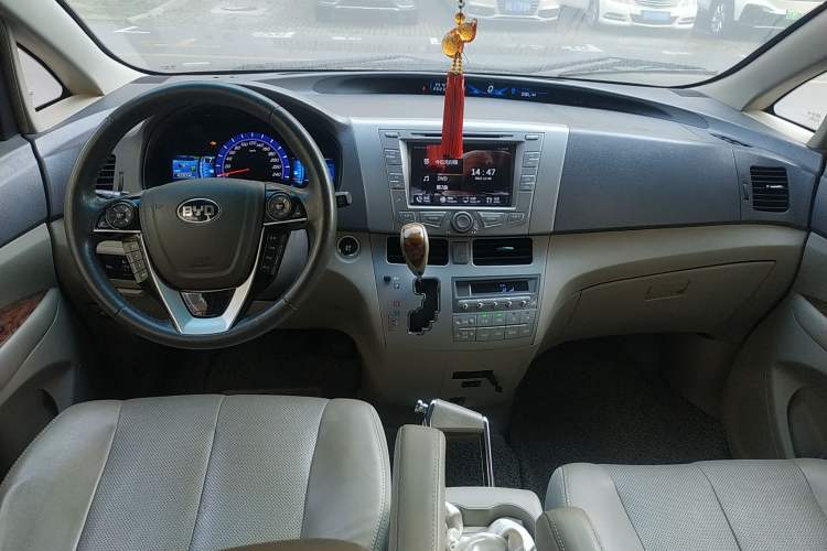 Used BYD M6 2015 2.4L Automatic Prestige Edition
