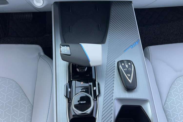 Used Oshan Z6 New Energy 2022 Blue Whale iDD 150KM Flagship PLUS Smart Parking Edition
