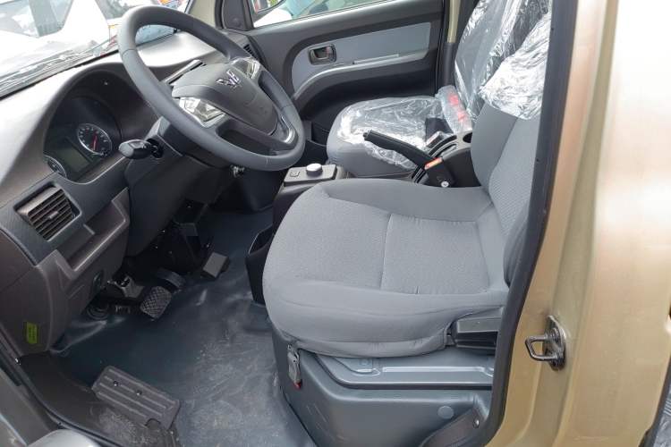 Used Wuling Rongguang EV 2022 Basic Passenger Bus Powered by Penghui Battery
