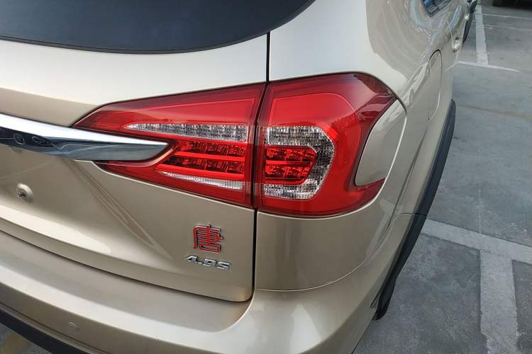 Used BYD Tang New Energy 2015 2.0T Four-Wheel-Drive Flagship Model Right Rear Taillight