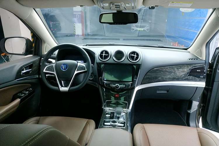 Used BYD Tang New Energy 2017 2.0T All-Wheel Drive Hyatt Model Center Console