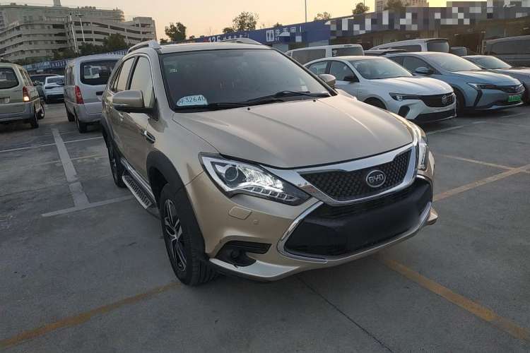 Used BYD Tang New Energy 2015 2.0T Four-Wheel-Drive Flagship Model Front Right 45 Deg