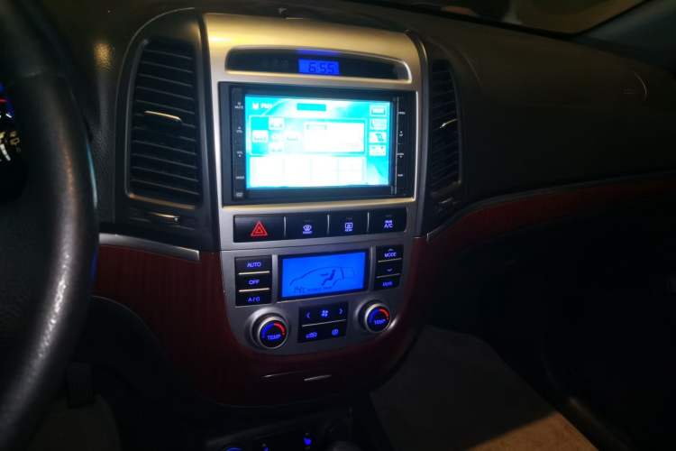 Used Hyundai Santa Fe Classic 2009 2.7 Luxury Version Audio And AC Panel