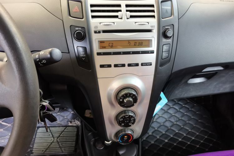 Used Toyota Yaris 2009 1.6E Automatic Comfort Edition Audio And AC Panel