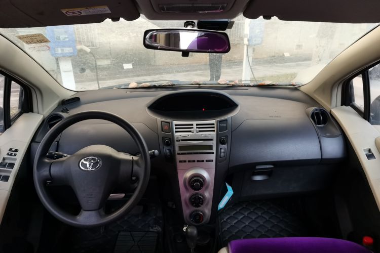 Used Toyota Yaris 2009 1.6E Automatic Comfort Edition Center Console