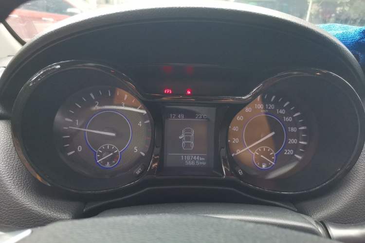 Used JMC Yuhu 3 2018 2.5T Diesel Two-Wheel Drive Advanced Version with Long Wheelbase
