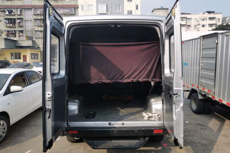 Used Dongfeng Yufeng Yufeng 2023 V9+ 2.0T Automatic Front-Wheel-Drive Short Wheelbase Mid-Roof Design—5/6-Seater
