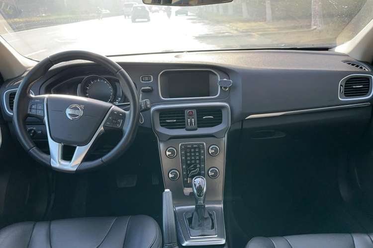 Used Volvo V40 2015 1.6T Zhiyi Edition