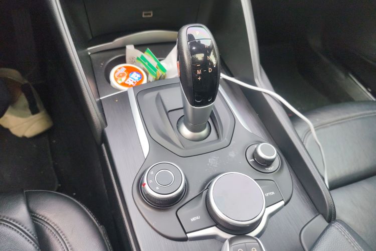 Used Alfa Romeo Giulia 2017 2.0T 280HP Luxury Edition Gear Lever