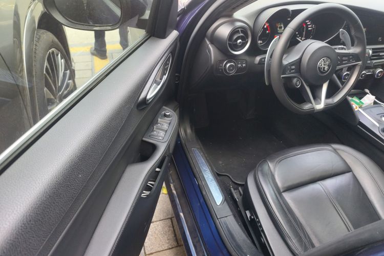 Used Alfa Romeo Giulia 2017 2.0T 280HP Luxury Edition Driver Seat