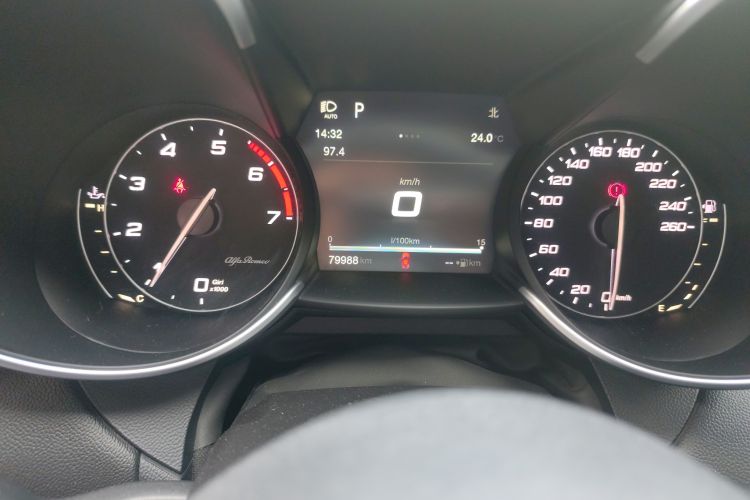 Used Alfa Romeo Giulia 2017 2.0T 280HP Luxury Edition Odometer Close Up