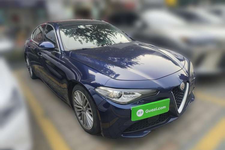 Used Alfa Romeo Giulia 2017 2.0T 280HP Luxury Edition Front Right 45 Deg