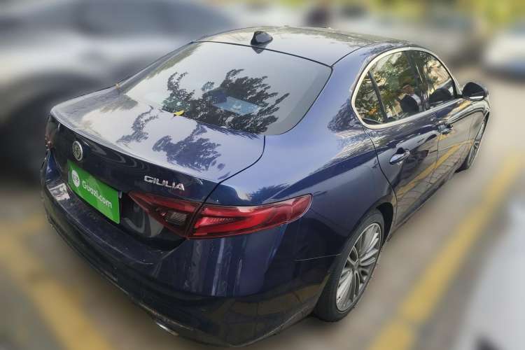 Used Alfa Romeo Giulia 2017 2.0T 280HP Luxury Edition Rear Right 45 Deg