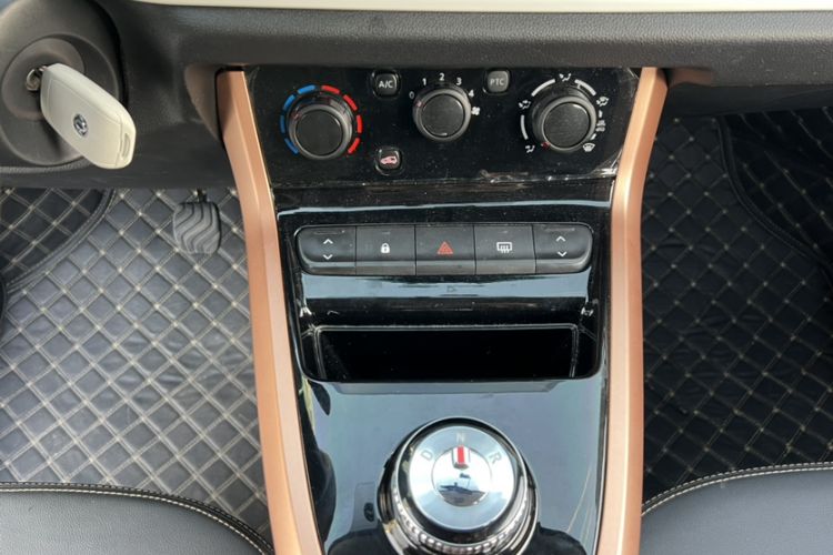 Used Dongfeng NAMMI BOX 2022 Revised Light Wind Edition 201 km Standard Version
