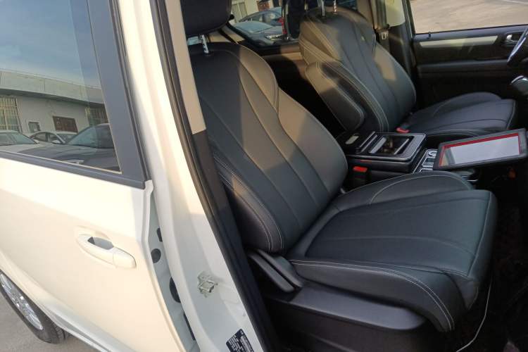 Used SAIC MAXUS G10 2023 2.0T Manual Multi-Function Version Diesel 7/8/9 Seats
