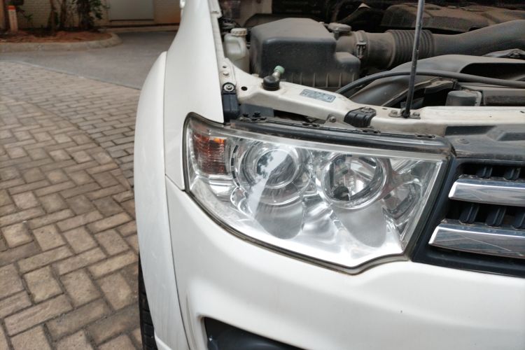 Used Mitsubishi Pajero Sport 2013 3.0L Automatic Two-Wheel Drive Luxury Edition Right Front Headlight