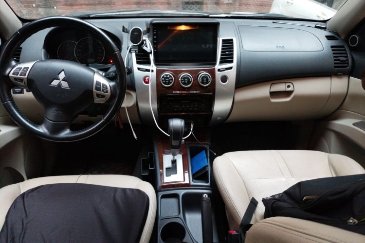 Used Mitsubishi Pajero Sport 2013 3.0L Automatic Two-Wheel Drive Luxury Edition Center Console