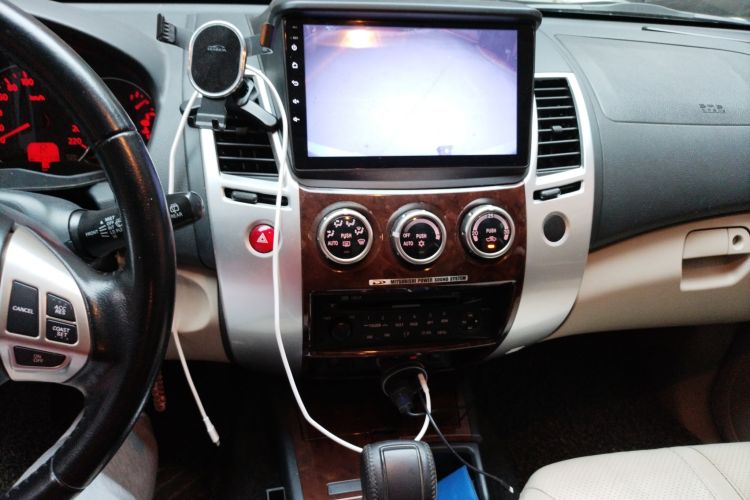 Used Mitsubishi Pajero Sport 2013 3.0L Automatic Two-Wheel Drive Luxury Edition Audio And AC Panel