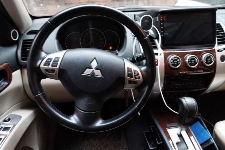 Used Mitsubishi Pajero Sport 2013 3.0L Automatic Two-Wheel Drive Luxury Edition Steering Wheel