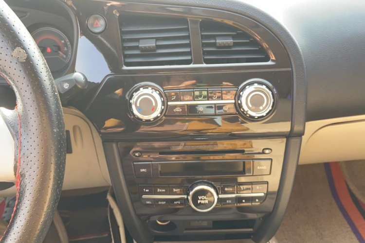 Used Soueast V3 Lingyue 2014 1.5L Manual Happiness Edition Interior 1