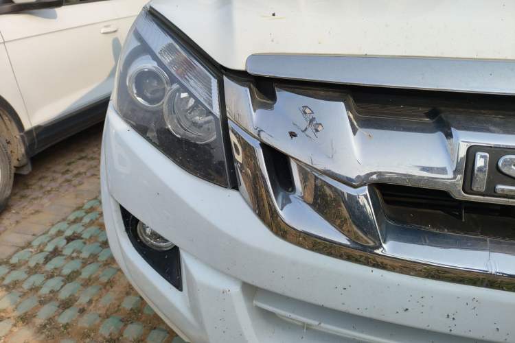 Used Isuzu D-MAX 2018 2.5T Four-Wheel Drive Base Version JE4D25Q5A
