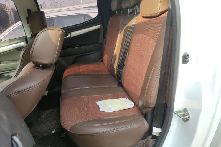 Used Isuzu D-MAX 2018 2.5T Four-Wheel Drive Base Version JE4D25Q5A
