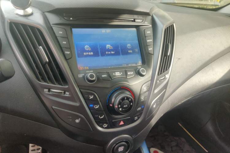 Used Hyundai Veloster 2012 1.6T Automatic Luxury Edition Audio And AC Panel