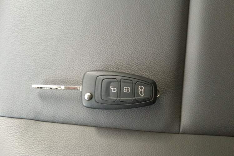 Used Ford Transit 2020 2.0T Gasoline Commercial & Travel Version Mid-Drive Mid-Roof 10–12 Seats China VI Standard