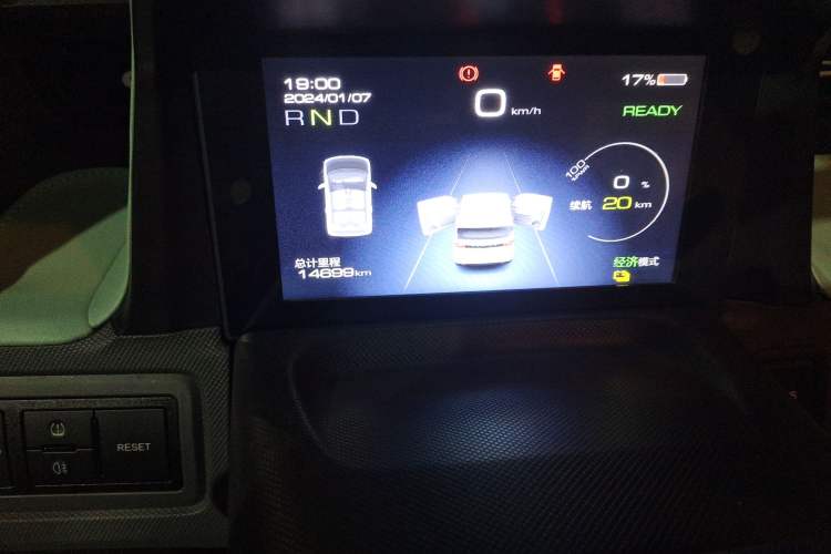 Used Wuling Hongguang MINIEV 2021 Macaron Sandwich Model 120 km Lithium Iron Phosphate