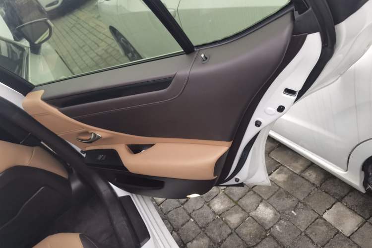 Used Lexus ES 2020 300h Deluxe Edition
