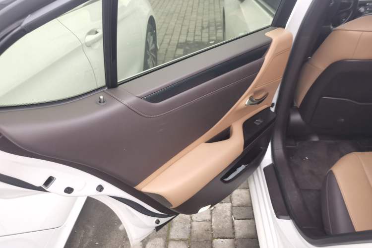 Used Lexus ES 2020 300h Deluxe Edition
