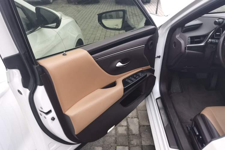 Used Lexus ES 2020 300h Deluxe Edition
