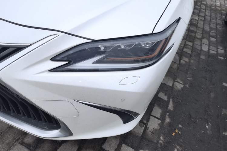 Used Lexus ES 2020 300h Deluxe Edition
