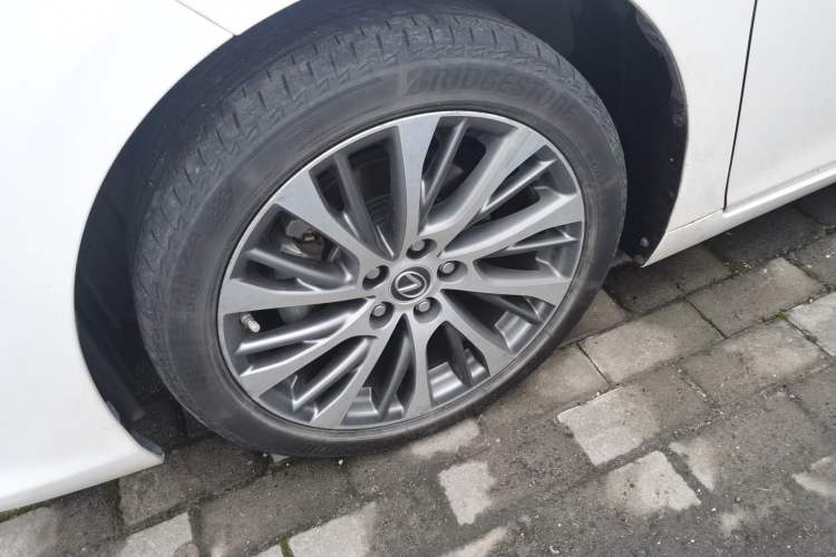 Used Lexus ES 2020 300h Deluxe Edition
